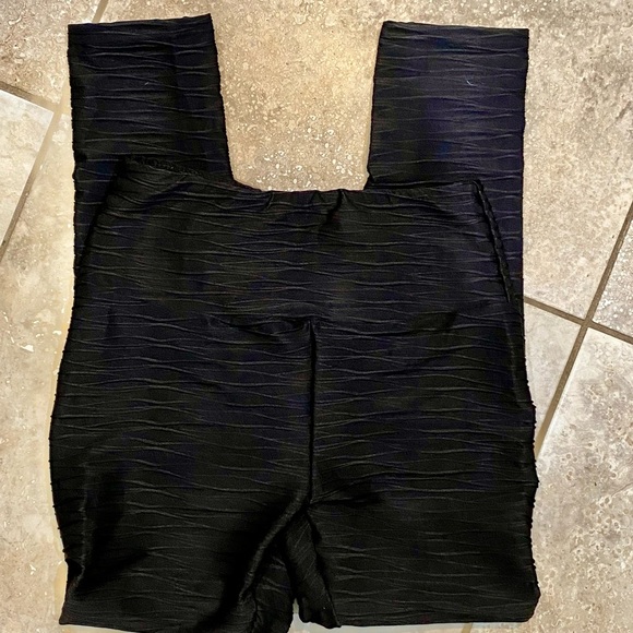 High Waist Scrunch Butt Leggings - LARGE - Picture 10 of 13